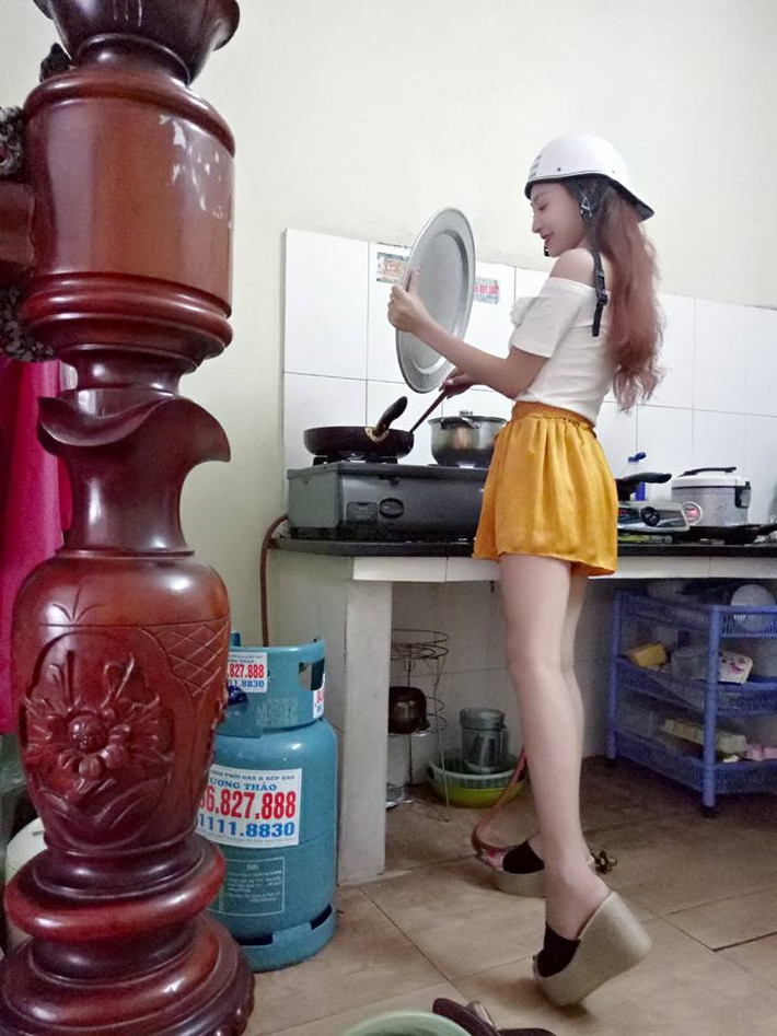 Thông qua những bức ảnh trên trang cá nhân, dân mạng phát hiện Bùi Thị Yến là một cô nàng khá nghịch ngợm. Yến thích pose hình ở nhiều tư thế, cách tạo dáng độc lạ, thậm chí "không sợ xấu" để mang đến những tiếng cười cho bạn bè và những người theo dõi mình trên Facebook.