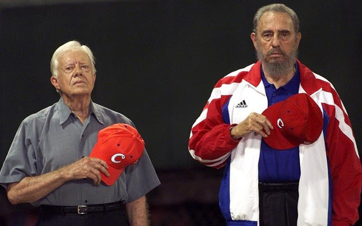 Lãnh tụ Fidel cùng cựu Tổng thống Mỹ Jimmy Carter chào cờ và hát quốc ca Cuba trước trận đấu của đội tuyển bóng rổ quốc gia Cuba. Bức ảnh chụp tại Havana ngày 24/5/2012.