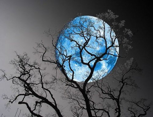 Đáng lưu ý, trước kia, người ta quan niệm "trăng xanh" xuất hiện thường là dấu hiệu của điềm gở, nhưng theo giới chiêm tinh học, trăng xanh năm nay sẽ đặc biệt đem đé năng lượng tích cực của sự thay đổi, tự do, là điềm báo của may mắn.