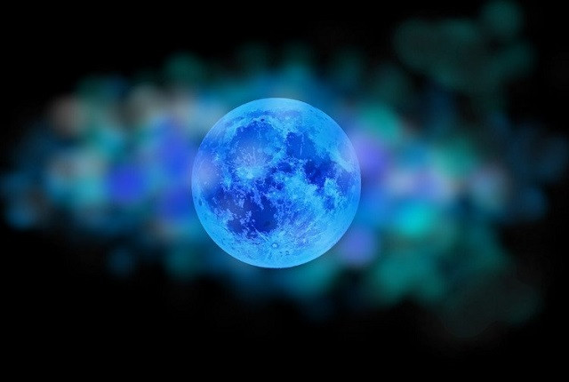 Cũng có quan niệm cho rằng, "trăng xanh" là hiện tượng dùng chỉ lần trăng tròn thứ 2 trong một tháng dương lịch. Như vậy, giữa các lần trăng tròn sẽ cách nhau khoảng 29,5 ngày.