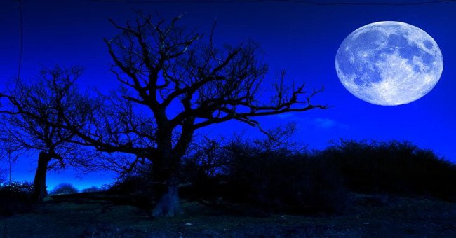 Có thể lý giải tên gọi "trăng xanh" theo hai quan niệm. Một quan niệm cho rằng, hiện tượng này là lần trăng tròn thứ 3 trong một mùa có 4 lần trăng tròn. Như vậy, trăng xanh khi này được gọi là trăng xanh theo mùa. Đây là hiện tượng kỳ thú xảy ra khoảng 2,5 năm một lần.