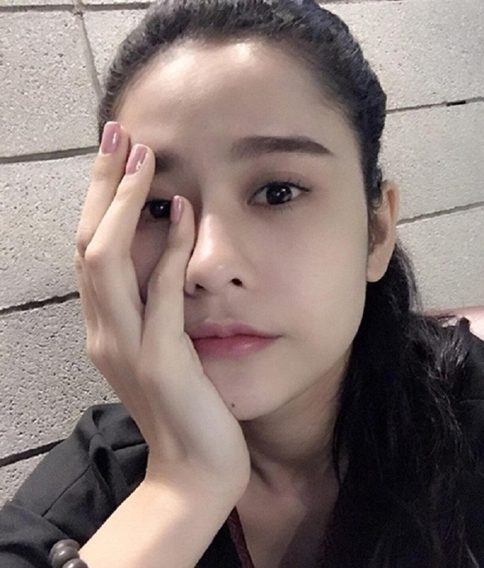 Vốn sở hữu làn da trắng mịn, ít mụn nên Trương Quỳnh Anh chủ yếu đắp mặt nạ từ sữa tươi và bột yến mạch để dưỡng da căng khỏe, tăng cường độ ẩm và ngăn ngừa tình trạng lão hóa từ bên trong. Yến mạch rất giàu dinh dưỡng có lợi cho da như vitamin V, E, K, niacin,…có thể phù hợp với mọi loại da mà không lo kích ứng.
