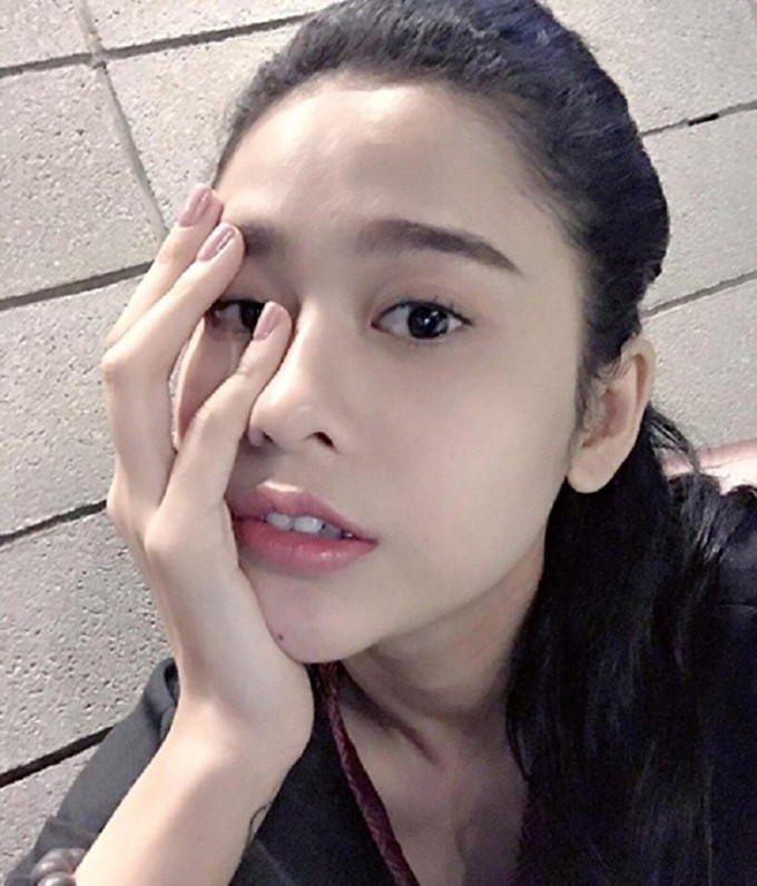 Mặt nạ sữa tươi và bột yến mạch là công thức mặt nạ ưa thích của ca sĩ Trương Quỳnh Anh. Ngoài ra, cô còn chia sẻ thêm bí quyết để giữ gìn làn da tươi tắn, mịn màng cùng vóc dáng thon gọn là tập yoga và gym đều đặn mỗi ngày. Kèm theo đó là chế độ ăn uống khoa học, hợp lý sẽ giúp cơ thể khỏe đẹp từ trong ra ngoài.