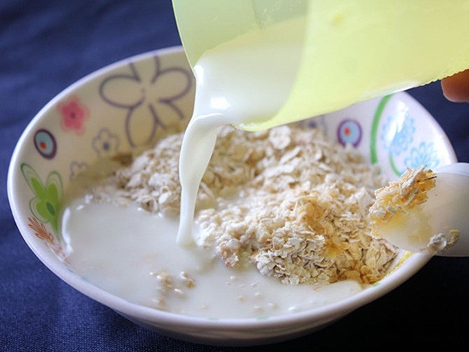 Nguyên liệu chuẩn bị: – 1 gói sữa tươi không đường – 2 thìa bột yến mạch