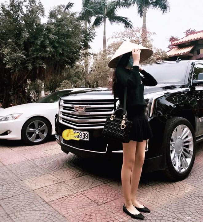 Mỗi ngày, tài khoản này cập nhật thêm nhiều hình ảnh về cuộc sống xa hoa, cách hưởng thụ sự giàu sang của giới trẻ Việt. Siêu xe, du thuyền, hàng hiệu và cả những cậu ấm, cô chiêu ăn diện chất chơi khiến người xem phải “lóa mắt”.