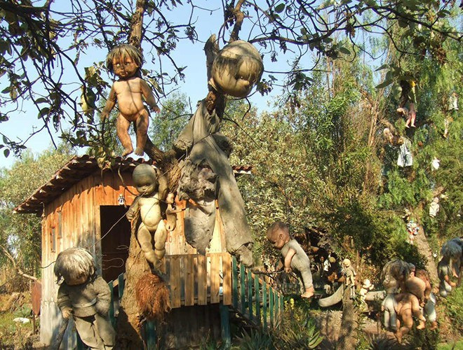 Nằm ở phía nam thành phố Mexico, một hòn đảo nhỏ mang tên Isla de las Munecas (đảo búp bê) thu hút nhiều khách du lịch vì đây là nơi "cư trú" của hàng nghìn con búp bê lớn nhỏ được treo lủng lẳng trên các cành cây
