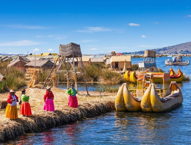 Sau một thời gian, "đảo" sẽ từ từ chìm xuống, nên cứ khoảng 6 tháng, người dân Uros lại phải xây dựng nhà mới trên những vùng lau sậy khác. Đặc biệt, ở đây không dùng đồ nấu nướng để tránh việc cháy nổ
