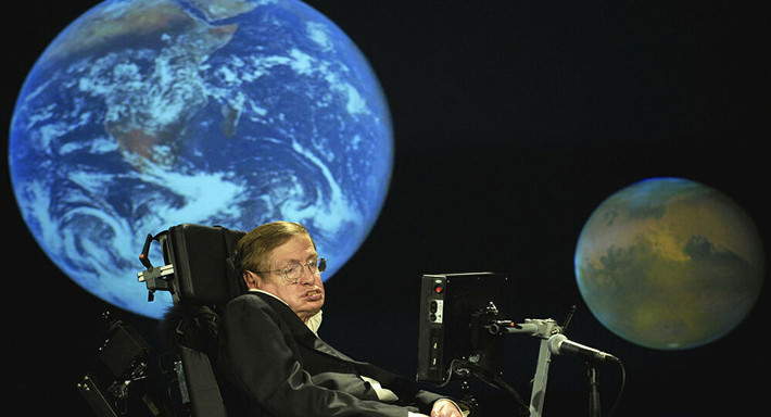Giáo sư Hawking qua đời ở tuổi 76 sau thời gian dài chiến đấu với bệnh tật. Ông mắc bệnh hiếm gặp từ khi 21 tuổi và phải ngồi xe lăn không lâu sau đó, cho đến khi chết.