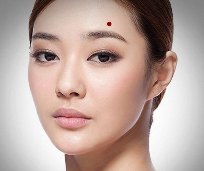 Nốt ruồi nằm ở vùng trán. Trong nhân tướng học, một người phụ nữ nếu như sở hữu nốt ruồi phần trán thường là người tài năng xuất chúng, có số mệnh giàu sang, phú quý hơn người. Trong cuộc sống họ có con mắt nhìn xa trông rộng và tư duy logic nhạy bén.