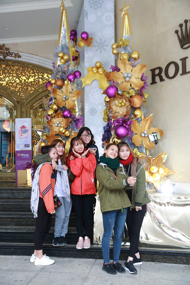 “Nhà thiết kế” của TTTM Tràng Tiền dịp Noel năm nay là ngân hàng TMCP Tiên Phong (TPBank). Lấy cảm hứng từ sự giao thoa văn hóa của phương Đông và phương Tây, TPBank trang trí những cây thông xinh xắn từ nón lá.