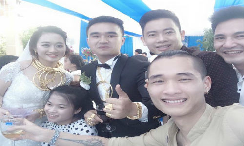 Đám cưới của cặp đôi Phương Thúy - Quốc Cường tổ chức mới đây tại xã Sơn Kim 1 (Hương Sơn) hiện khiến dư luận xôn xao. Tại hôn lễ, cô dâu - chú rể được hai họ tặng cho rất nhiều vàng gồm kiềng, lắc, dây chuyền, nhẫn... đến mức không còn chỗ đeo. Bức ảnh đám cưới toàn vàng gây bão mạng Facebook với hàng nghìn lượt bình luận.