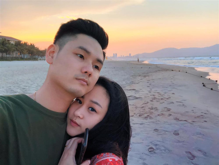 Anh tên Nguyễn Thăng Long, từng theo học tại Học viện Quốc gia Việt Nam, tốt nghiệp Cao học vào tháng 10 vừa qua. Thăng Long theo đuổi dòng nhạc thính phòng. Thiện Thanh cũng đã tốt nghiệp ngôi trường này, hiện là giáo viên dạy nhạc.
