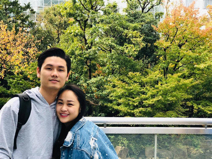 Đôi trẻ đã có hơn 2 năm hẹn hò lãng mạn. Thăng Long từ lâu đã qua lại với gia đình Thiện Thanh, rất được lòng bố mẹ bạn gái, và cả ông bà nội bạn gái, là NSND Trung Kiên và NSND Thu Hà.
