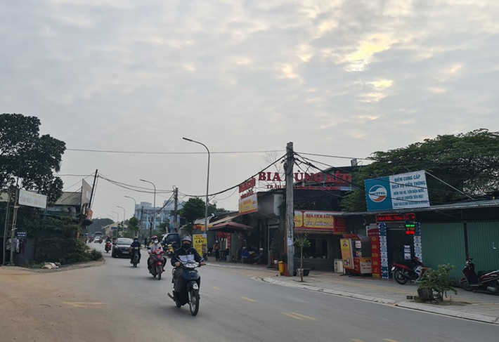 Như Kiến Thức đã phản ánh, hiện tại ở khu vực đường Sa Đôi (phường Phú Đô, quận Nam Từ Liêm, Hà Nội) đang xảy ra tình trạng nhiều cá nhân, tổ chức ngang nhiên xây dựng, cải tạo công trình nhà ở, nhà xưởng, kho chứa, gara ô tô trên khu đất được cho là đất nông nghiệp.