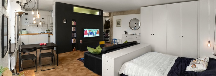 Căn hộ sử dụng cấu trúc màu đen ở trung tâm từ tủ, ghế sofa cho đến giường ngủ tạo nên một không gian đầy cá tính, nổi bật.