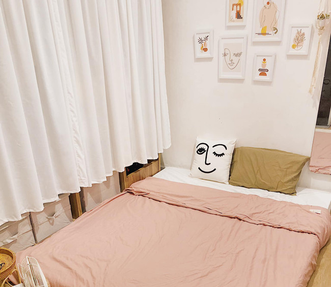 Sau khi trang trí căn nhà của mình, chị Nga (Đà Nẵng) lại bắt tay vào sửa sang căn phòng ngủ của cô em gái mình.
