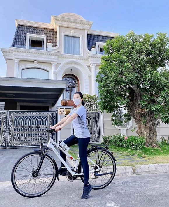 Bảo Thy cùng ông xã sống trong biệt thự trắng tại TP Hồ Chí Minh.