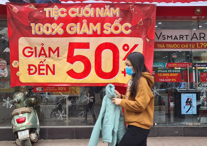 Ghi nhận của PV Kiến Thức sáng ngày 21/12 cho thấy, nhiều siêu thị điện máy, cửa hàng điện tử điện lạnh trên địa bàn TP. Hà Nội đang áp dụng chương trình giảm giá từ 50% cho tất cả các mặt hàng nhân dịp cuối năm.