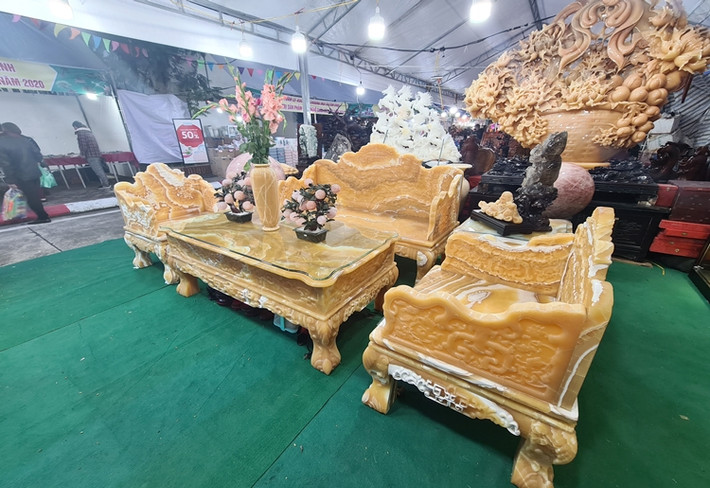 Bộ bàn ghế được chế tác từ ngọc Hoàng Long nguyên khối đang được bày bán tại một gian hàng hội chợ Tuần lễ Xúc tiến thương mại và tôn vinh giá trị sản phẩm làng nghề năm 2020 trên địa bà quận Cầu Giấy, Hà Nội.