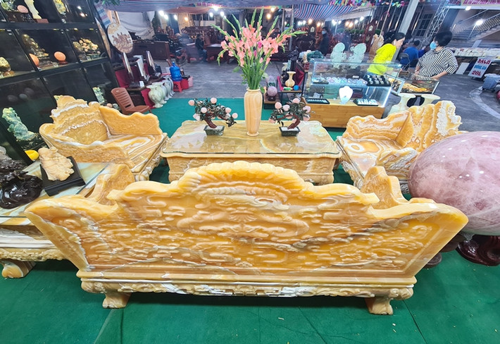 Chủ gian hàng cho biết, bộ bàn ghế ngọc Hoàng Long này được bán "đại hạ giá" còn 1,2 tỷ đồng, trước đây giá cao hơn.