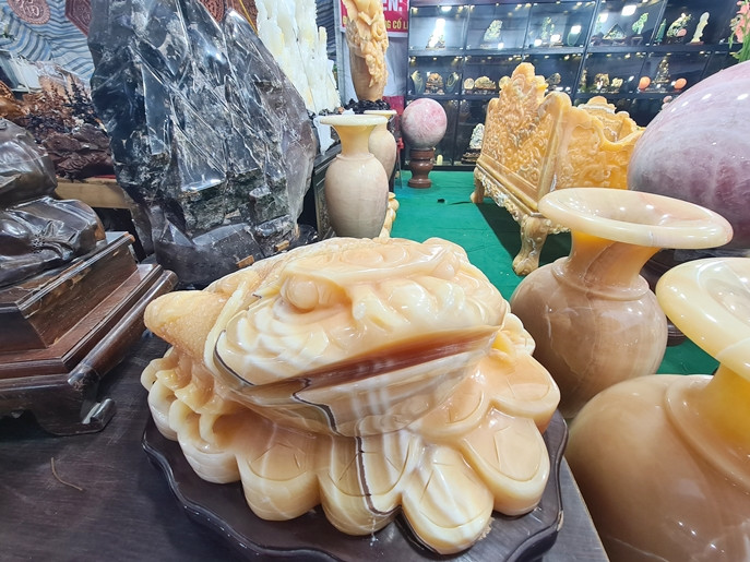 Ngoài bộ bàn ghế ngọc Hoàng Long, gian hàng còn bày bán nhiều sản phẩm sang trọng và đẳng cấp khác. Những sản phẩm này đều được chế tác từ ngọc hay đá quý khiến khách đến tham quan, mua sắm rất thích thú.