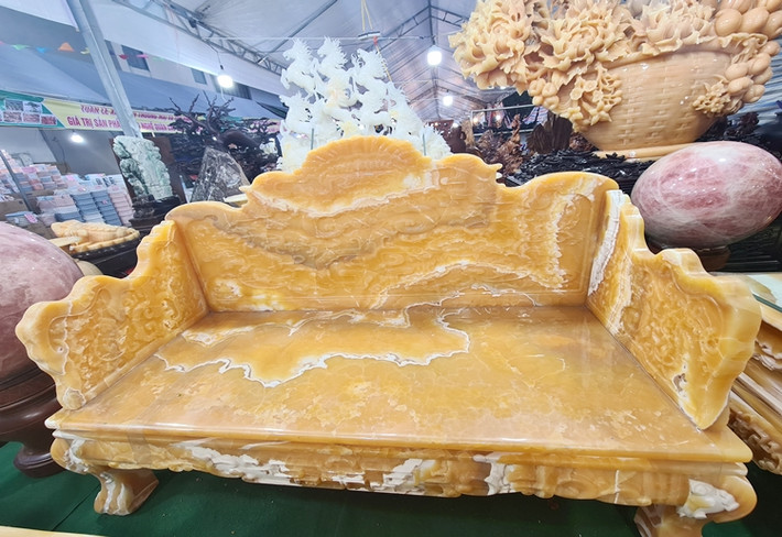Bộ bàn ghế ngọc Hoàng Long này có 5 món, gồm: 1 chiếc bàn dài, 1 bàn ngắn, 1 ghế dài và 2 ghế đơn.