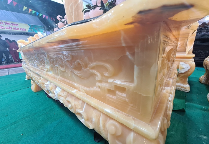 Toàn bộ số ngọc vật liệu đều là ngọc thiên nhiên.