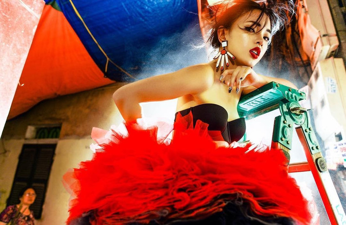 7. Châu Bùi - 641.000 followers Tên thật: Bùi Thái Bảo Châu, 20 tuổi, Hà Nội Người mẫu ảnh, fashionista, diễn viên Dự án tham gia: Phim điện ảnh 'Em chưa 18', MV 'Từ ngày em đến' (Dalab)... Thành tích: Xuất hiện trên các báo và blog thời trang uy tín như Vogue, Elle, Harper's Bazaar, W, Highsnobiety, The Business of Fashion…, Top Fashion Influencer 2017.