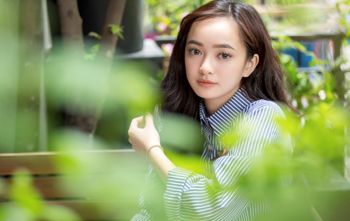 10. Kaity Nguyễn - 530.000 followers Tên thật: Nguyễn Ngọc Bình An, 17 tuổi, sinh ra ở Mỹ, hiện sống tại TP.HCM Beauty blogger, diễn viên Nổi tiếng sau vai chính phim điện ảnh 'Em chưa 18' Dẫn loạt chương trình giới thiệu về du lịch, ẩm thực của KOCIS Hàn Quốc, Đài truyền hình Arirang Khách mời trong Ngày Việt Nam, sự kiện kỷ niệm quan hệ hữu nghị Việt - Hàn, được tổ chức tại tỉnh Gangwon-do, Hàn Quốc vào tháng 2/2018.