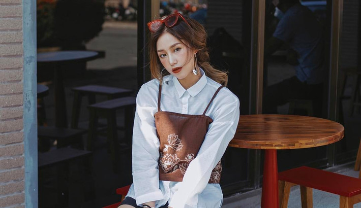 6. Salim - 743.000 followers Tên thật: Hoàng Kim Ngân, 25 tuổi, Hà Nội Diễn viên, người mẫu ảnh Dự án tham gia: Phim 'Cầu vồng tình yêu', 'Ma làng', vlog của Huy Me, He Always Smile, MV 'Có điều gì sao không nói cùng anh' (Trung Quân Idol)...