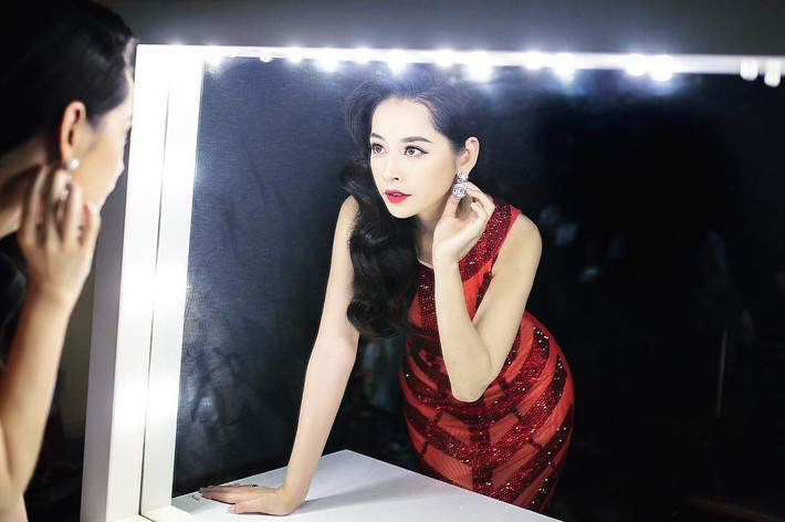 1. Chi Pu - 2,2 triệu followers Tên thật: Nguyễn Thùy Chi, 24 tuổi, Hà Nội Người mẫu ảnh, diễn viên, biên kịch, sản xuất phim ngắn Dự án tham gia: 'Bộ tứ 10A8', phim ngắn 'Tỉnh giấc tôi thấy mình trong ai', sitcom '5S Online', phim điện ảnh 'Hương Ga'... Giải thưởng: HTV AWARDS 2016 hạng mục Nữ diễn viên phim truyền hình được yêu thích nhất, Asia Artist Awards hạng mục Rising star - nghệ sĩ mới châu Á... Ngày 10/10, ra mắt MV 'Từ Hôm nay' với vị trí ca sĩ.