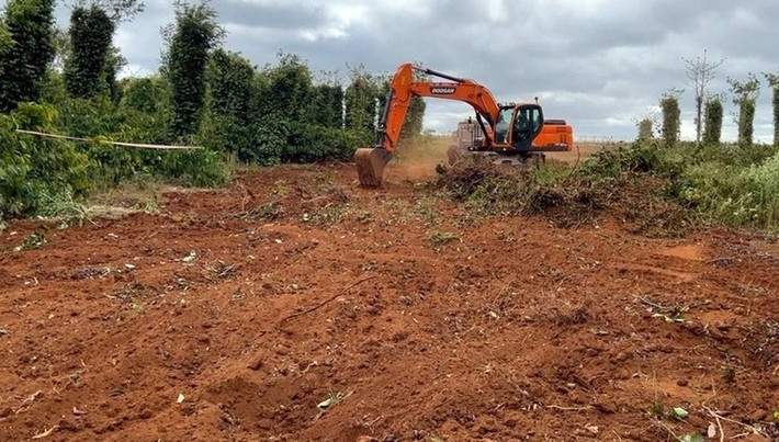 Tháng 11/2023, Bộ GTVT quyết định phê duyệt điều chỉnh tổng mức đầu tư lên hơn 1.800 tỷ đồng, điều chỉnh thời gian thực hiện dự án từ năm 2020, cơ bản hoàn thành trong năm 2024 và hoàn thành thủ tục đưa vào khai thác năm 2025. (Ảnh: Báo Đắk Lắk).