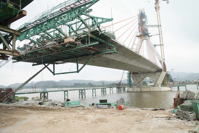 Những nhịp cầu tiếp tục thi công. (Ảnh: Tiền Phong).