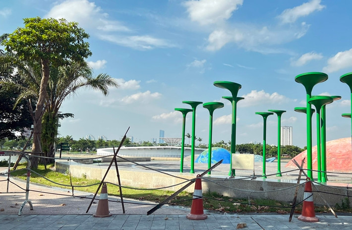 Dây chăng, quây xung quanh các lối ra vào của công viên để người dân không thể vào trong tham quan.