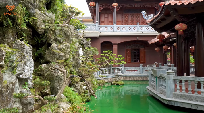 Ao cá rộng rãi bao trọn chòi nghỉ với hệ thống núi đá xung quanh.