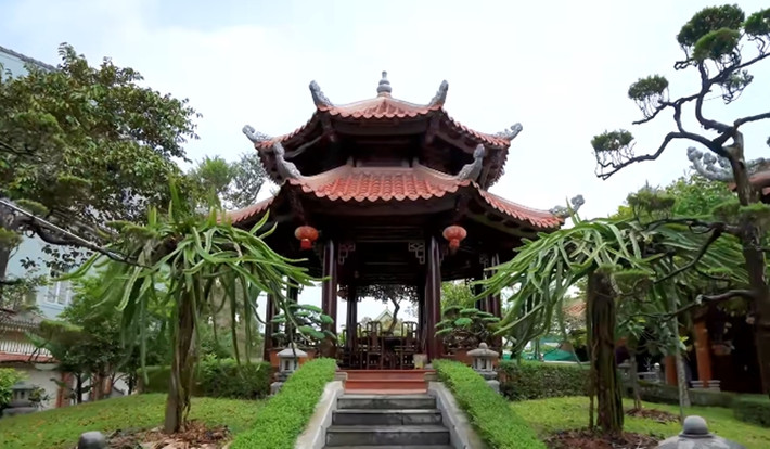 Ngoài các tòa nhà chính, còn có chòi để thưởng lãm trà, rượu hay là một bữa cơm ấm cúng của gia đình.