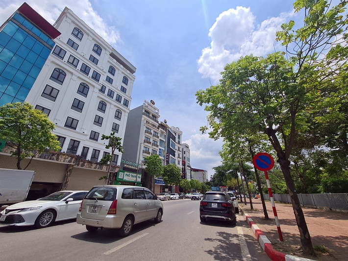 Quan sát ở đoạn đường đầu phố Miếu Đầm giao với điểm kết thúc của dự án - đường Đỗ Đức Dục thấy rõ, nhiều công trình xây dựng nhà ở, khách sạn "khủng" vươn cao 8-9 tầng, phá vỡ quy hoạch khu phố.