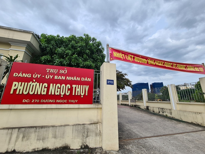 Trước thực trạng vi phạm về đất đai, trật tự xây dựng ngày càng gia tăng ở khu bãi bồi sông Hồng (phố Bắc Cầu, phường Ngọc Thụy), ngày 20/6/2022 phóng viên đã đến liên hệ và đặt lịch làm việc với UBND phường Ngọc Thụy. Phản hồi của phường Ngọc Thụy về vấn đề này như thế nào, Báo Tri thức và Cuộc sống sẽ thông tin đến độc giả ở bài viết sau.