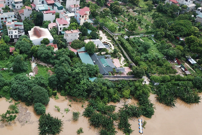 Quan sát từ trên cao thấy rõ, công trình này được xây trên diện tích đất rộng cả trăm mét vuông. Khuôn viên bên trong thiết kế hoành tráng, giống như một khu nghỉ dưỡng ven sông.