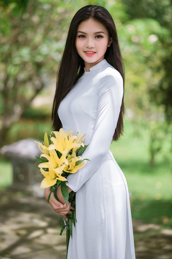 Phương Nghi hiện là học sinh chuyên Pháp và đạt đồng thời 2 bằng là DELF A1 trong tiếng Pháp và bằng KET trong tiếng Anh.