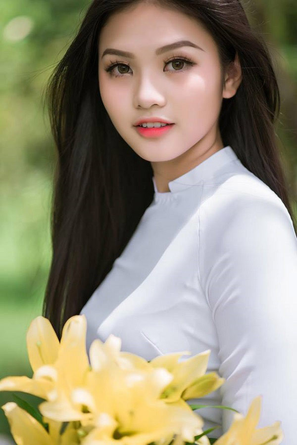 Chia sẻ lý do về bộ ảnh mới này, Nghi cho biết, đây là năm đầu tiên cô mặc áo dài trắng đến trường nên muốn chụp bộ ảnh để kỷ niệm thời điểm đáng nhớ này.