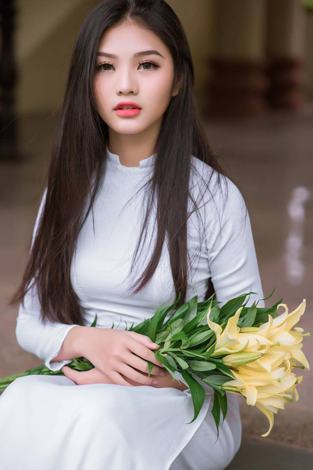 Chiều cao nổi bật, gương mặt đẹp đúng kiểu Á Đông, Đặng Nguyễn Phương Nghi - cô gái dẫn đầu top 18 thí sinh Miss Teen 2017 được yêu thích nhất tung bộ ảnh mặc áo dài đẹp xuất sắc, xóa tan nghi ngờ về nhan sắc “kém xinh”