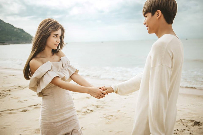 MV mới nhất của MLee - Tình yêu dài lâu - hiện gây chú ý khi có sự tham gia của một diễn viên nam điển trai. Với vẻ ngoài giống sao Hàn cùng loạt hành động tình tứ, thân mật trong video, nam chính khiến nhiều người không khỏi nghi ngờ đây là bạn trai mới của MLee sau khi chia tay Cường Seven.