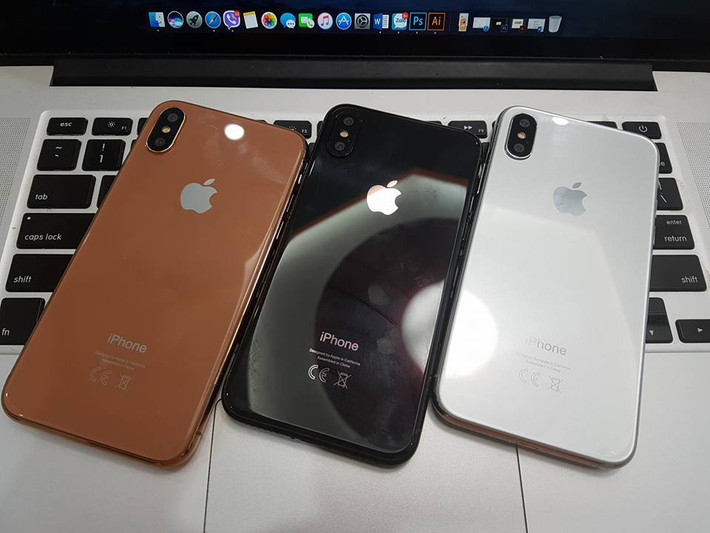 Khi xem xét kỹ những mô hình này, có thể thấy máy không có sự hiện diện của nút Home. Chúng cũng có phần màn hình bị khuyết ở cạnh trên của máy. Trên phần bị khuyết có sự xuất hiện của camera trước, loa ngoài, cảm biến tiệm cận, cùng với đó là hai cảm biến lạ chưa rõ tên. Rất có thể đây là vị trí của cảm biến 3D nhận diện khuôn mặt giống như những lời đồn. Ảnh: Những mẫu máy này gồm có ba phiên bản màu sắc khác nhau là vàng đồng, đen và trắng.