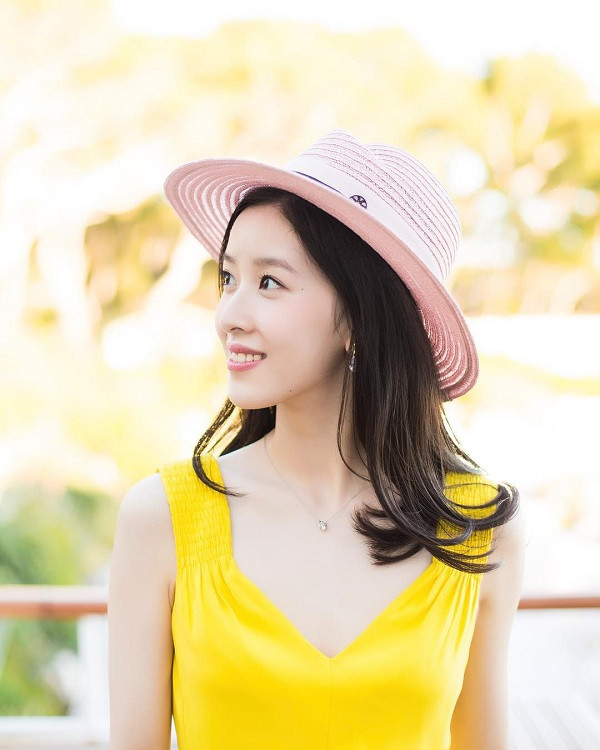 Có vẻ như sau kết hôn, cô không chỉ có cuộc sống sang chảnh, hạnh phúc mà nhan sắc ngày càng mặn mà và tỏa sáng.