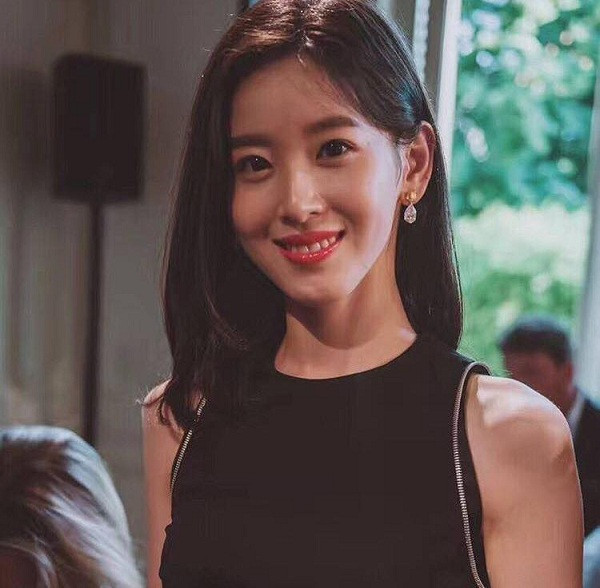 Hình ảnh mới nhất của hotgirl trà sữa trong một sự kiện khiến người hâm mộ 'rần rần' thích thú. Có vẻ như sau gần 8 năm nổi tiếng, sức hút của Trạch Thiên vẫn không ngừng tăng dù cô đã không hề hoạt động trong làng giải trí.