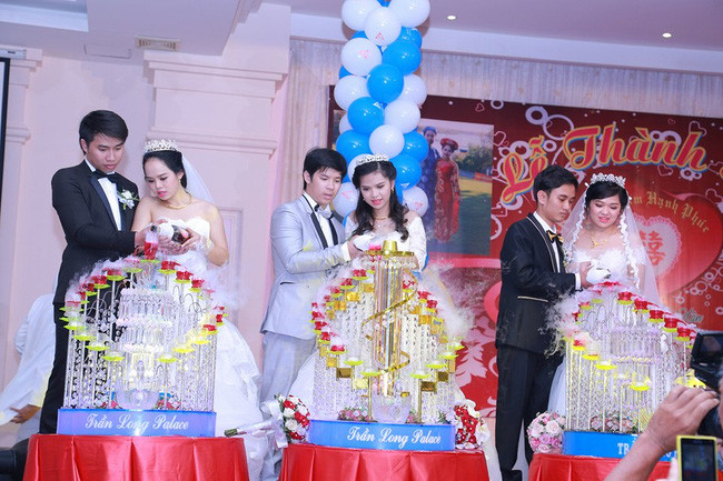 Chia sẻ về lý do tổ chức đám cưới chung trong cùng một ngày, phía bên nhà gái cho biết vì hoàn cảnh sống xa quê hương, không có thời gian dư dả để tổ chức quá nhiều đám cưới trong thời gian ngắn nên 3 cô dâu đã đề xuất ý tưởng đó và được chấp thuận mặc dù ban đầu họ nhà trai đều muốn tổ chức riêng.