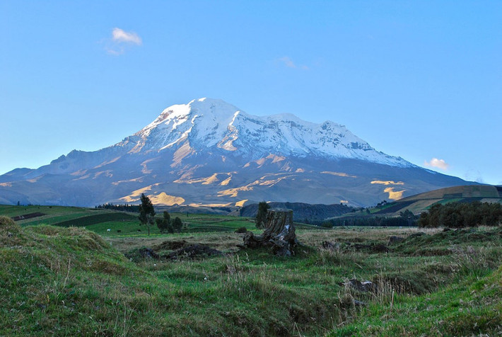 Nơi gần không gian ngoài vũ trụ nhất: Núi Chimborazo (Ecuador) cao khoảng 6.096 m, thấp hơn Everest. Tuy nhiên, nhờ vị trí đặc biệt trên vỏ trái đất, đỉnh Chimborazo là điểm xa nhất tính từ tâm Trái đất. Điều đó đồng nghĩa với việc bạn sẽ ở gần không gian vũ trụ hơn bất cứ nơi nào khác. Ảnh: Remezcla.