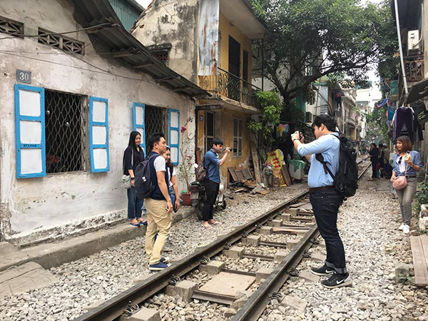 Nhiều người phải nán lại chụp vài bức ảnh với không gian bên ngoài của quán.