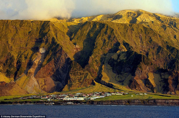 Nơi xa xôi nhất trên Trái đất: Tristan da Cunha là lãnh thổ hải ngoại thuộc Anh, cách đất liền gần nhất là hơn 2.800 km. Đảo có 300 cư dân và không có sân bay, du khách chỉ có thể đến đây bằng tàu. Ảnh: Daily Mail.